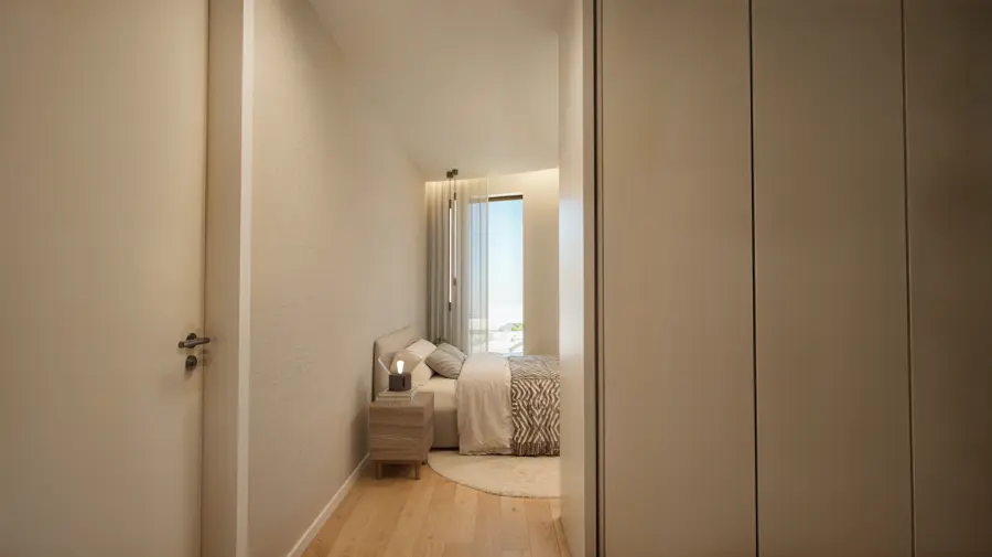 Quarto sereno com luz natural e cortinados em linho