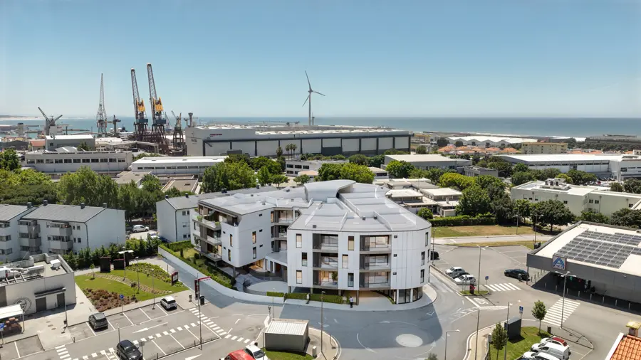Vista aérea do Atlantis Residences integrado na cidade de Viana do Castelo