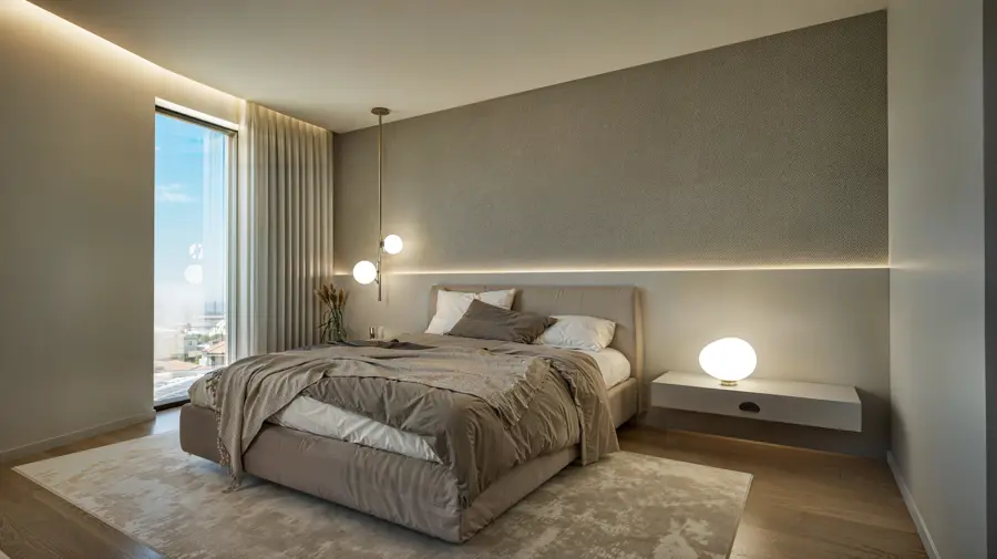 Suite com cabeceira estofada, iluminação suave e janela de grandes dimensões
