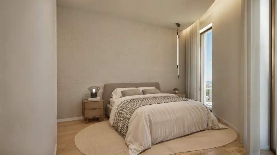 Quarto sereno com luz natural e cortinados em linho