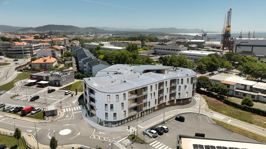 Vista aérea do Atlantis Residences integrado na cidade de Viana do Castelo