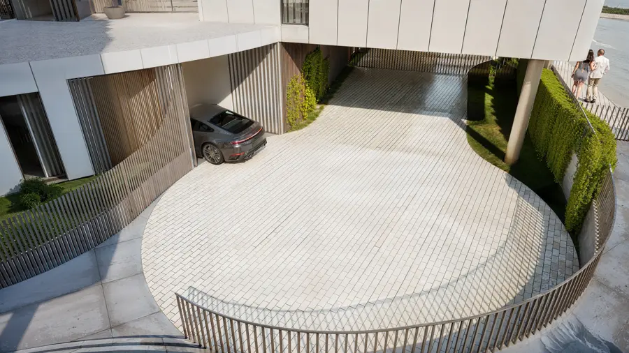 Acesso automóvel em curva ao piso inferior
