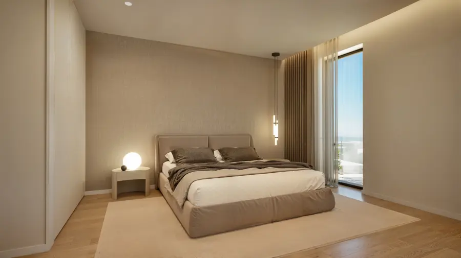 Quarto sereno com luz natural e cortinados em linho