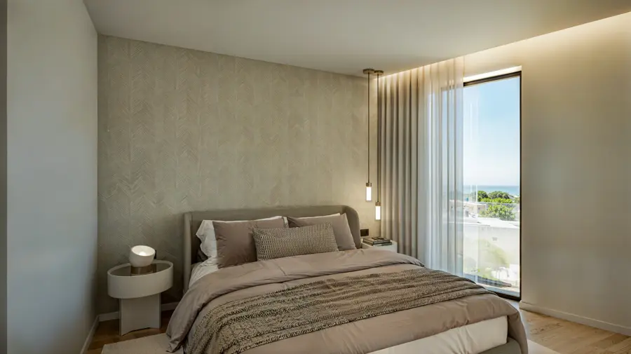 Suite com cabeceira estofada, iluminação suave e janela de grandes dimensões
