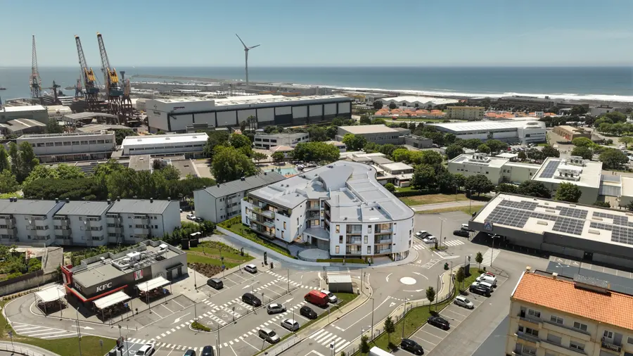 Vista aérea do Atlantis Residences integrado na cidade de Viana do Castelo