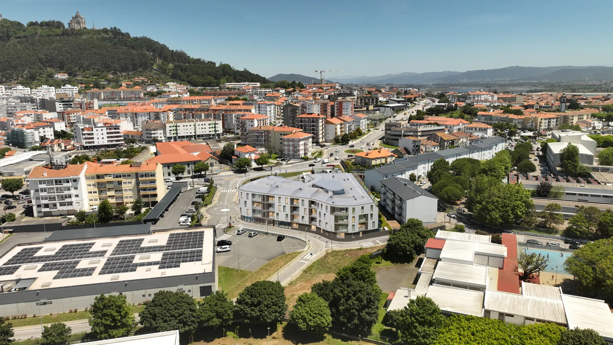 Vista aérea do Atlantis Residences no tecido urbano de Viana do Castelo, com Santa Luzia ao fundo