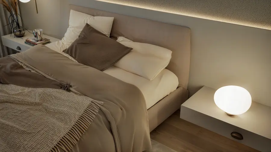 Suite com cabeceira estofada, iluminação suave e janela de grandes dimensões
