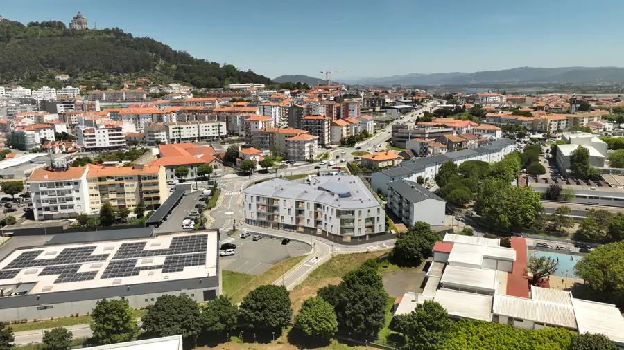 Vista aérea do Atlantis Residences integrado na cidade de Viana do Castelo