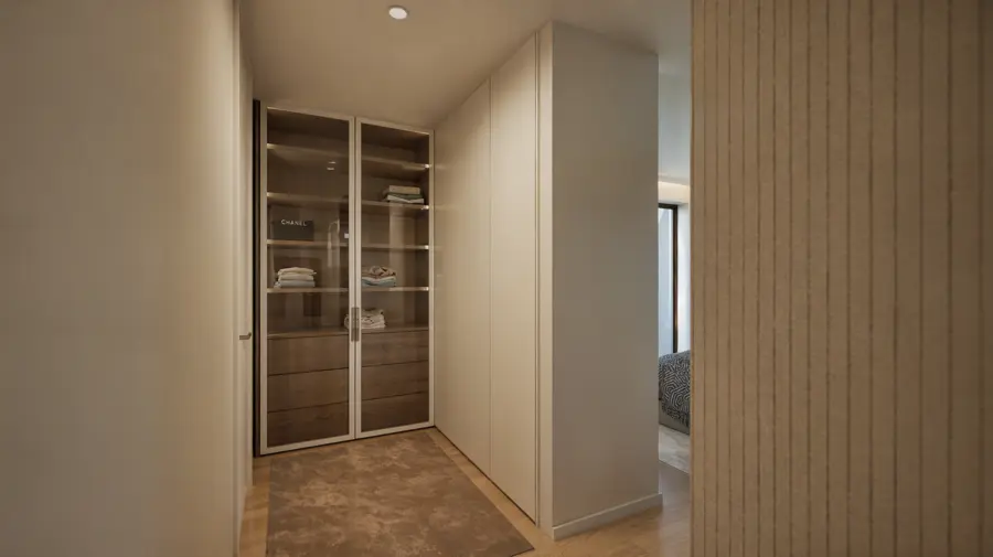 Closet com roupeiros em madeira e vidro