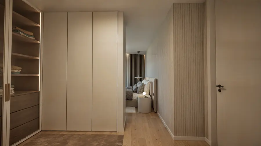 Closet com roupeiros em madeira e vidro