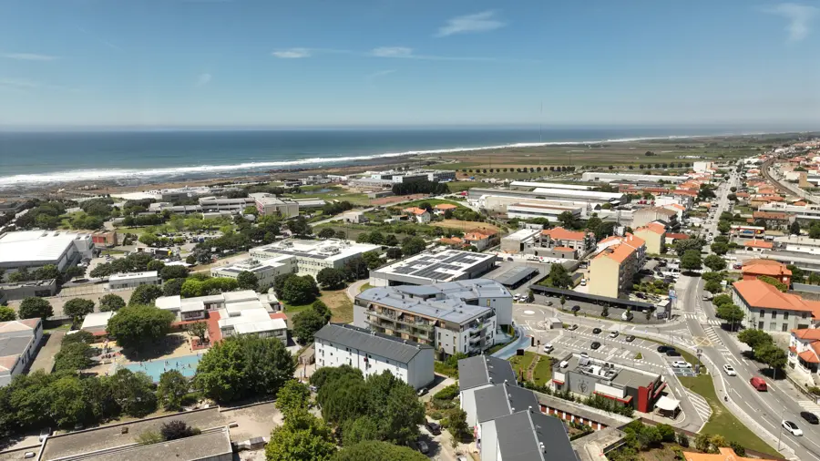 Vista aérea do Atlantis Residences integrado na cidade de Viana do Castelo