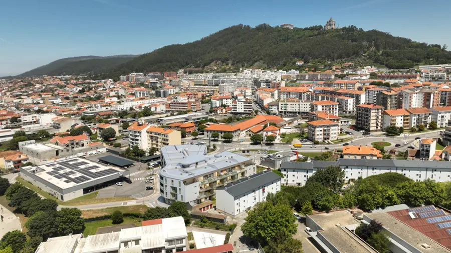 Vista aérea do Atlantis Residences integrado na cidade de Viana do Castelo