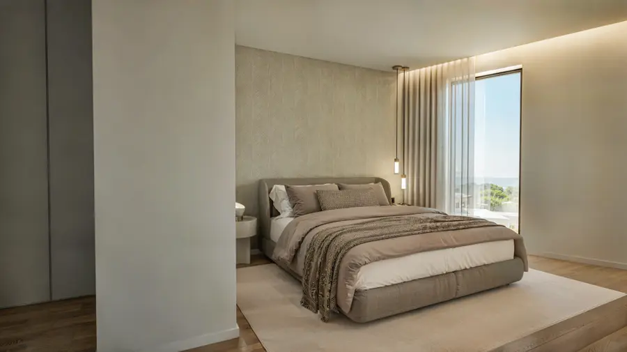 Suite com cabeceira estofada, iluminação suave e janela de grandes dimensões