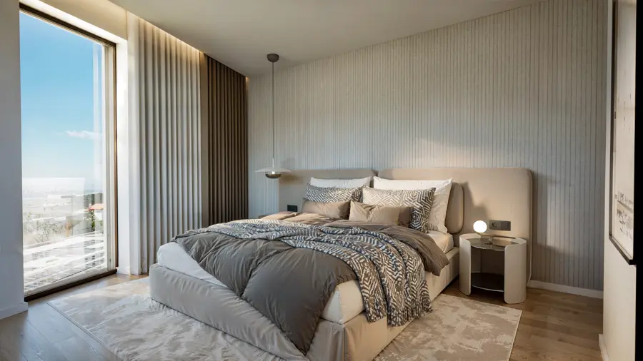 Suite com cabeceira estofada, iluminação suave e janela de grandes dimensões