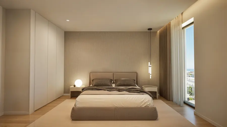 Quarto sereno com luz natural e cortinados em linho